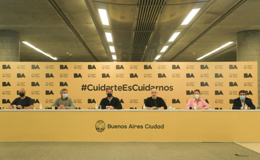 FOTO NA GOBIERNO UNIDO. Larreta junto a sus colaboradores, anoche despu&eacute;s de las 22 hs. en conferencia de prensa.