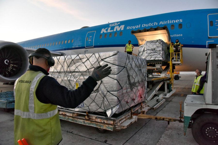 FOTO NA DESCARGA. Operarios bajan la valiosa carga de un avi&oacute;n de Aerol&iacute;neas.