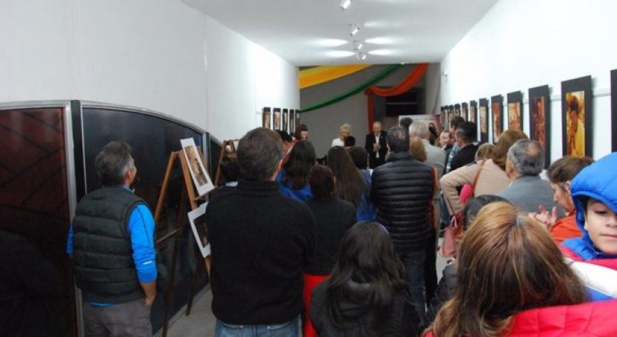 EN SAN GUILLERMO// Vista general de la inauguración en esa ciudad. ANA  M. ROLLANDI// Comparte detalles de una pieza con una visitante.