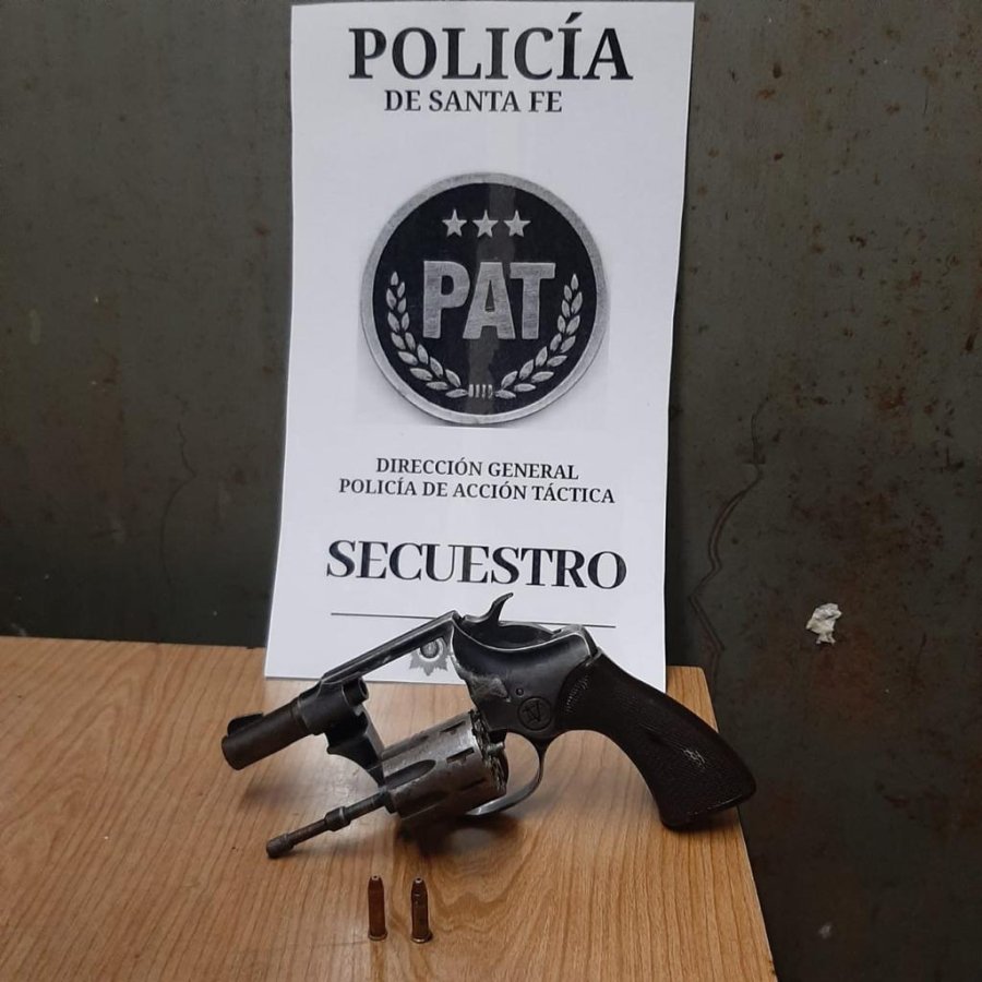 FOTO JPSF ARMA DE FUEGO. El sujeto portaba este rev&oacute;lver calibre 32 y balas.