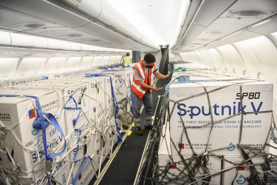 FOTO NA VUELO. El avi&oacute;n de Aerol&iacute;neas que anoche regres&oacute; al pa&iacute;s, con vacunas.