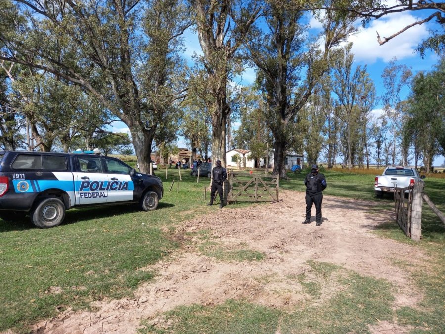 FOTO LA OPINION ALLANAMIENTO DEL PREDIO. Los polic&iacute;as presentes lograron rescatar a cinco personas, dos de ellas menores de edad.