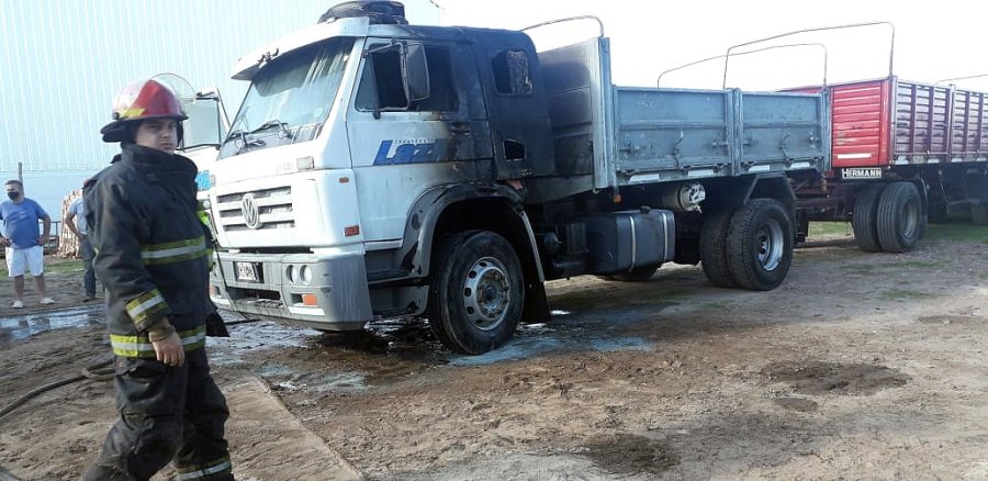 FOTO JPSF CAMION. El Volkswagen 17-220 qued&oacute; da&ntilde;ado en el habit&aacute;culo del motor y parte de la cabina del mismo.