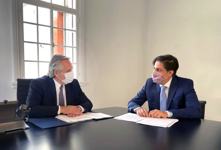 FOTO NA  MANO A MANO. El Presidente con su ministro, despu&eacute;s del cortocircuito.