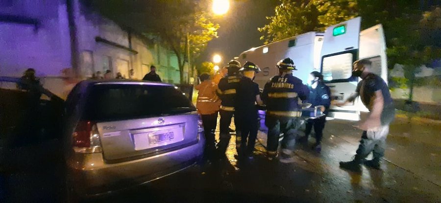 FOTO LA OPINION AL HOSPITAL. Hab&iacute;a personas atrapadas en el interior de uno de los veh&iacute;culos.