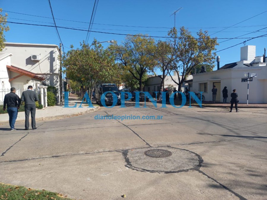 FOTO LA OPINION ESCENA DEL DELITO. Un amplio operativo policial se mont&oacute; en la esquina de 26 de Enero y Dimas Mateo.