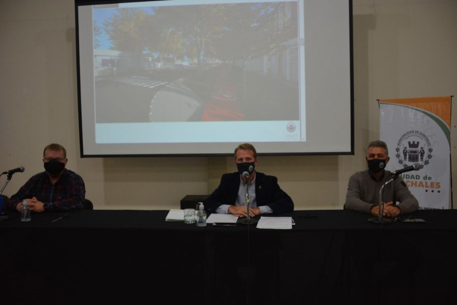 FOTO COMUNICACI&Oacute;N// APERTURA DE OFERTAS// Leandro Lamberti, Gonzalo Toselli y Omar Mart&iacute;nez durante el acto de ayer por
