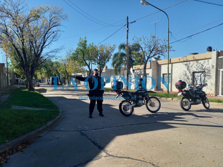FOTO LA OPINION ESCENA DEL DELITO. Un amplio operativo policial se montó en la esquina de 26 de Enero y Dimas Mateo.