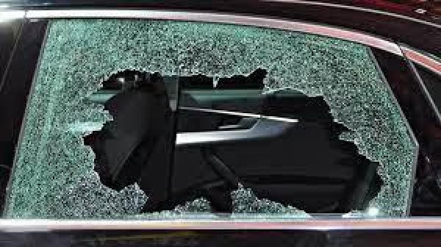 VIDRIO ESTALLADO.  Algo similar ocurri&oacute; en un auto, en nuestra ciudad.