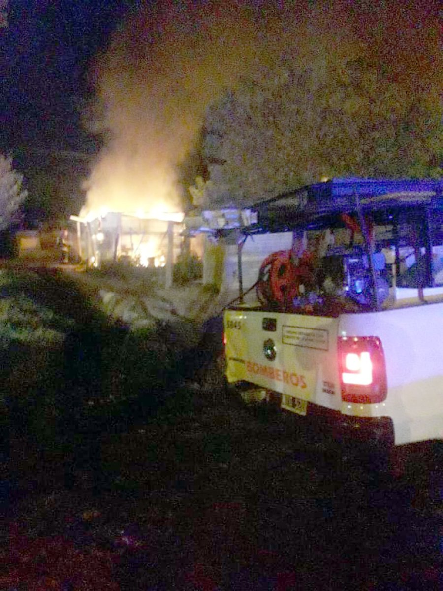FOTO JPSF 800 LITROS DE AGUA. Para apagar el fuego en un rancho utilizado como vivienda.
