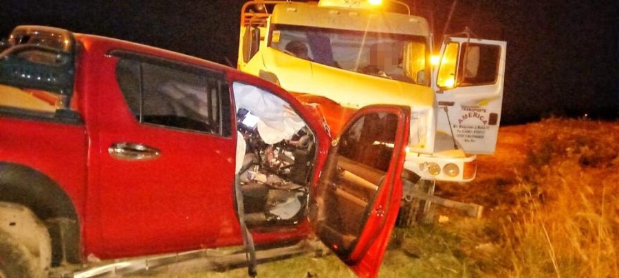 FOTO JPSF IMPACTO. La Toyota Hilux que transportaba a las v&iacute;ctimas choc&oacute; con un cami&oacute;n con ganado.