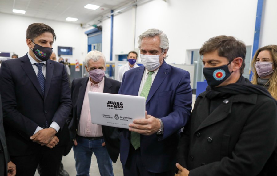FOTO NA EN EZEIZA. Fern&aacute;ndez junto a Kicillof y Trotta.