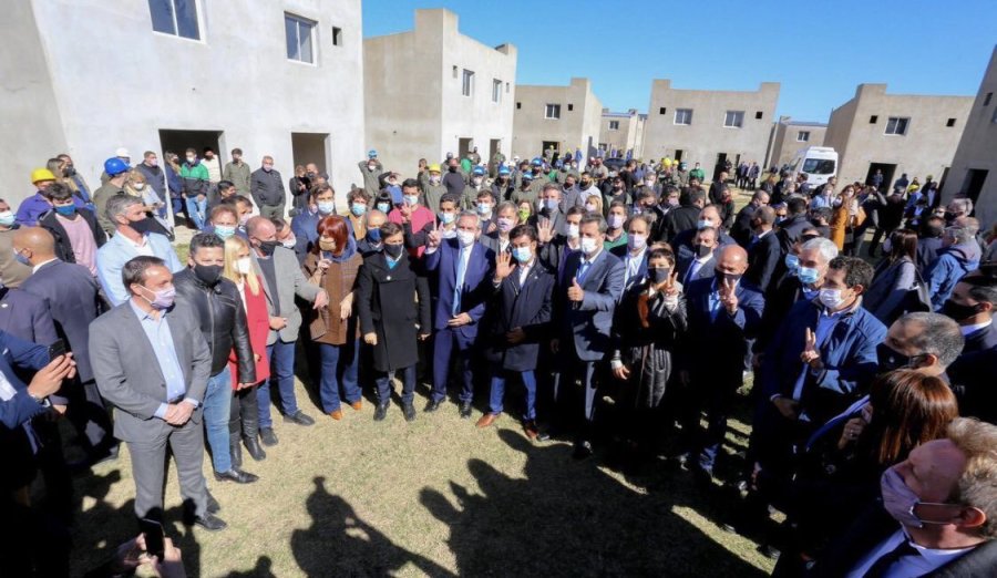 FOTO NA TODOS MUY JUNTOS. Sin distancia social, la foto de la unidad muestra a los Fern&aacute;ndez junto a todos los asistentes al acto en Ensenada.