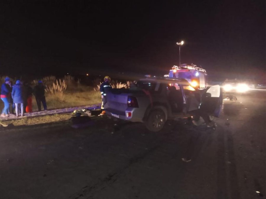 FOTO JPSF IMPACTO. Una camioneta Duster Oroch colision&oacute; a dos motociclistas que fallecieron en el suceso.