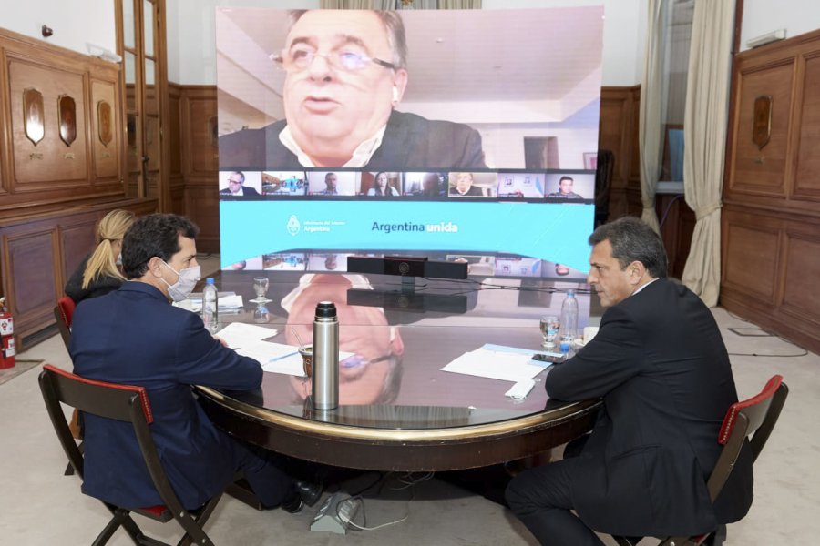 FOTO NA CONSENSOS. "Wado" de Pedro, Massa y Negri desde la pantalla durante la reuni&oacute;n que termin&oacute; en acuerdo.