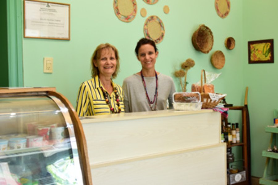 FOTOS PLAN B SOCIAS. Blanca Bressan y Priscila Zanetti, de Artemisa Almacén Orgánico. EMPRENDEDORA. Cecilia Albanesi, de Vibra Almacén Natural.