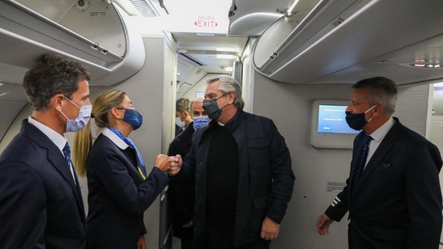 FOTO TELAM A BORDO. El presidente Fern&aacute;ndez saluda con su pu&ntilde;o a integrantes de la tripulaci&oacute;n.