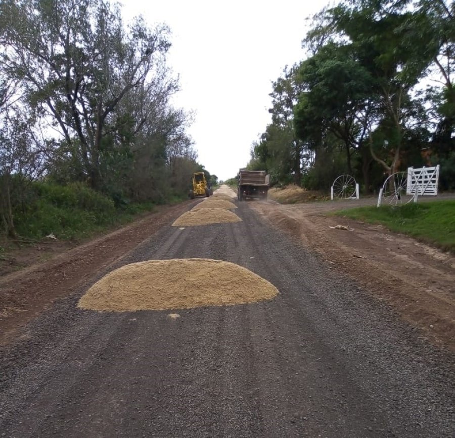 FOTO COMUNICACION CAMINOS RURALES// Equipos municipales laborando en la zona rural.