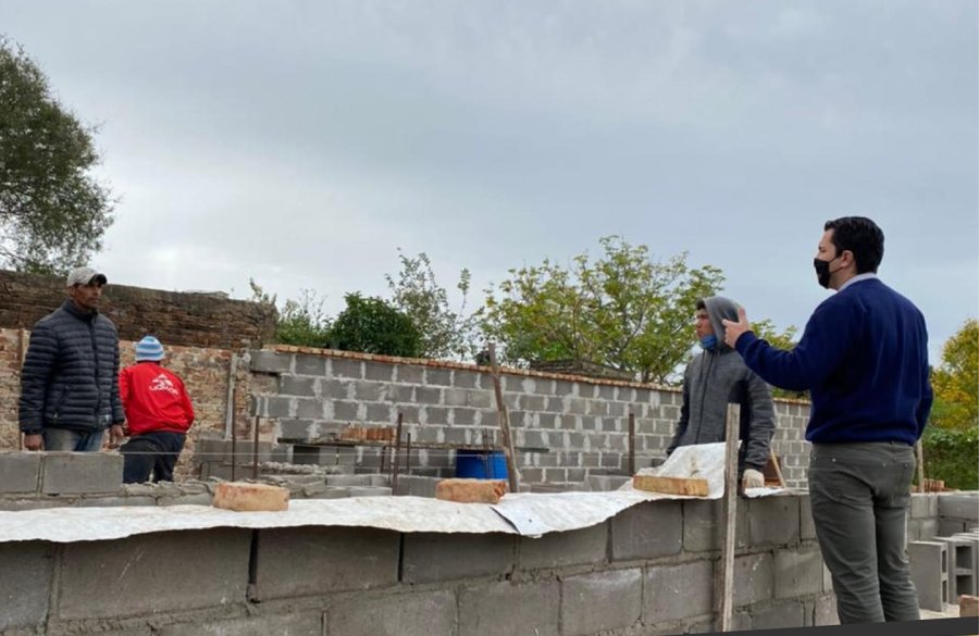 FOTO PRENSA COMUNA// MAURO GILABERT// El jefe comunal recorri&oacute; la obra de las siete casitas.