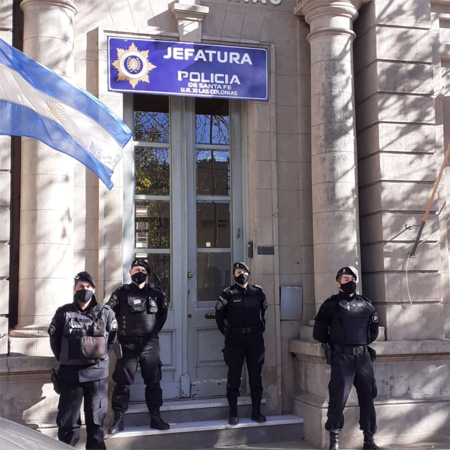 FOTO LA OPINION AL RESCATE. Los cuatro polic&iacute;as de Esperanza destacados por su valor.