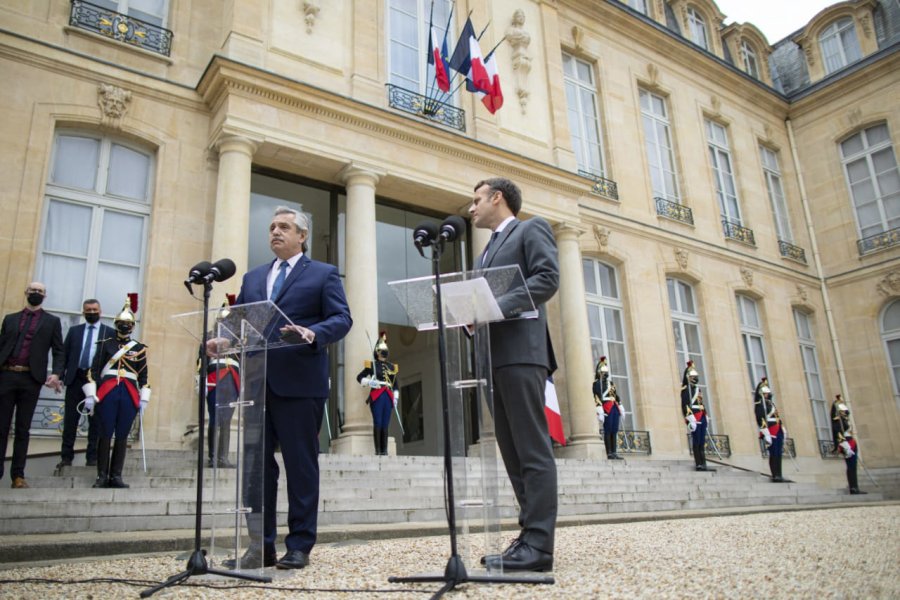FOTO NA PRESIDENTES. Fern&aacute;ndez y Macron en el ingreso al Palacio del El&iacute;seo.
