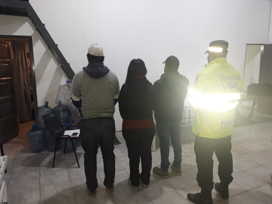 FOTO JPSF DETENIDOS. Tres personas portaban una escopeta en su veh&iacute;culo y no supieron explicar las razones.