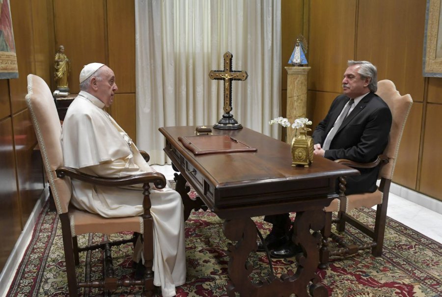 FOTO NA CLIMA SECO. El Papa argentino con el presidente Fern&aacute;ndez, en el Vaticano.