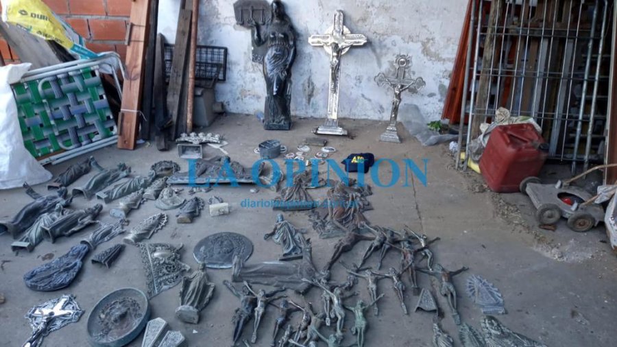 MATERIAL SECUESTRADO.  Tras allanamientos realizados por robos en un cementerio.