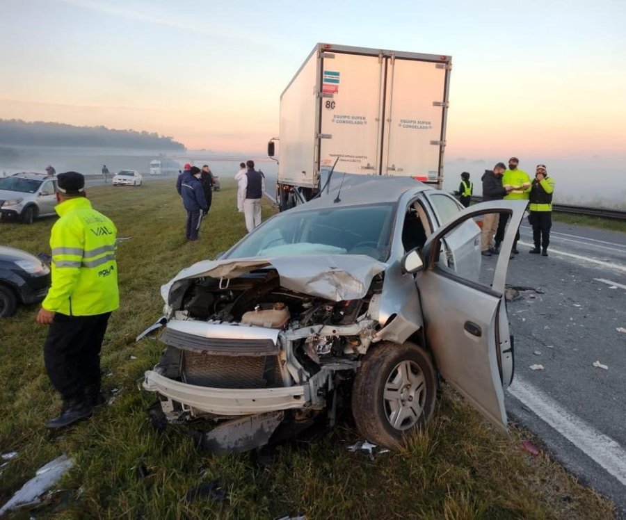 FOTO JPSF VW SURAN. Qued&oacute; irreconocible tras chocar con un cami&oacute;n Iveco.