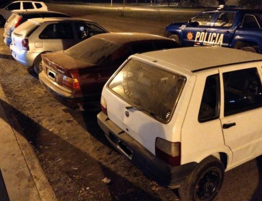 FOTO UR V PROCEDIMIENTO. Adem&aacute;s se secuestraron cuatro autom&oacute;viles y una motocicleta que se encontraban en el sitio.