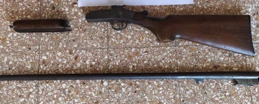 FOTO UR V SECUESTRO DE ESCOPETA. El arma es calibre 28 de un solo ca&ntilde;o, y culata de madera.