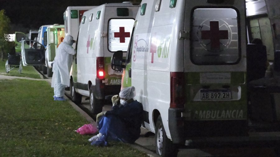 FOTO TELAM EMERGENCIAS. Personal de servicio de asistencia m&eacute;dica durante un descanso.