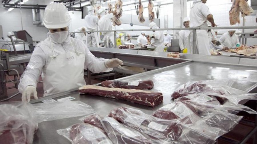 Los frigor&iacute;ficos exportadores, gravemente afectados por la medida.