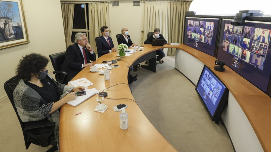 FOTO NA LEJOS PERO CERCA. El Presidente Fern&aacute;ndez durante la telereuni&oacute;n con los gobernadores.