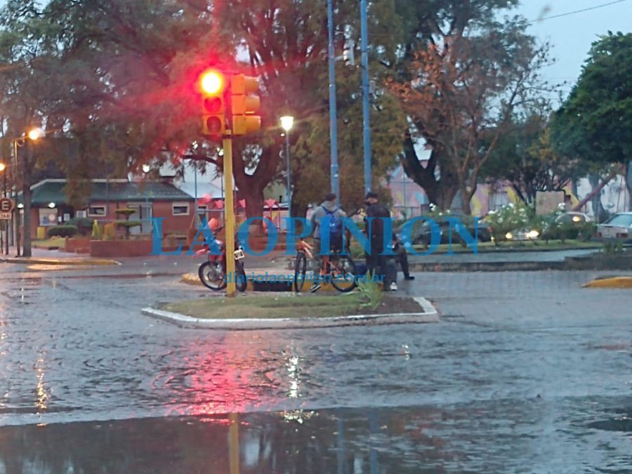 ESCENARIO. Cercana la hora 8, frente a la Jefatura de Polic&iacute;a.