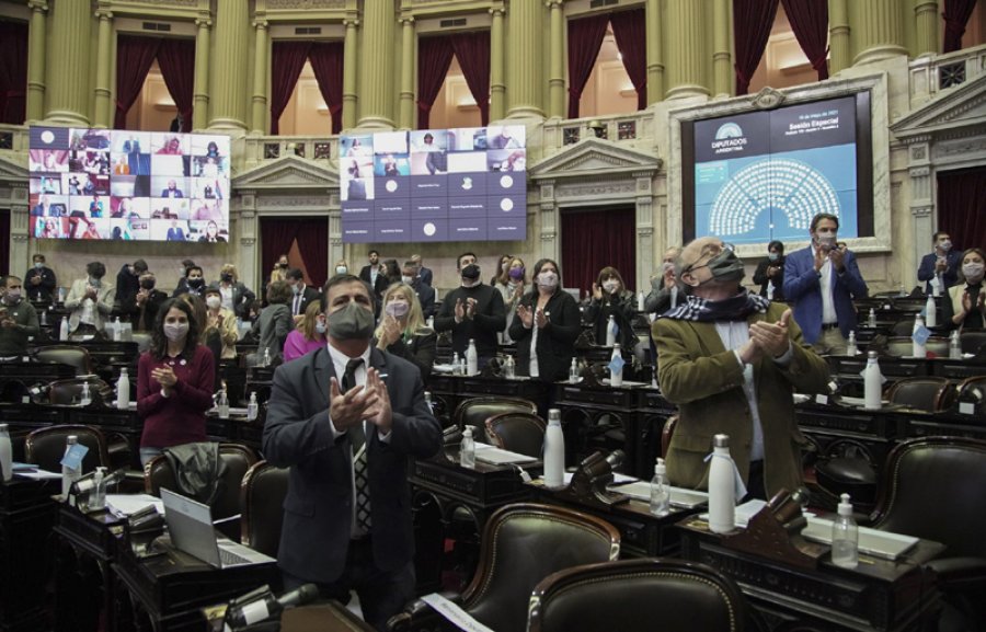 FOTO NA HOMENAJES. Diputados aplauden al recordar a Miguel Lifschitz y Mario Meoni.