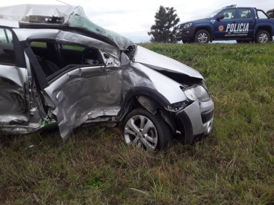 FOTO UR V RENAULT SANDERO STEPWAY. As&iacute; qued&oacute; el autom&oacute;vil luego de impactar con el cami&oacute;n Scania con semirremolque.