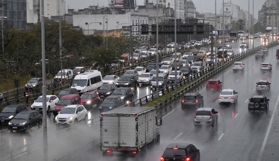 FOTO NA CAOS EN BUENOS AIRES. Intenso tr&aacute;nsito se registr&oacute; en la hora del regreso previo a la vigencia de las nuevas restricciones de circulaci&oacute;n.