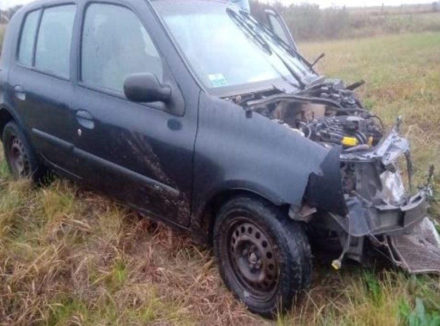 FOTO UR V RENAULT CLIO. Se trasladaban dos mujeres de 41 y 69 a&ntilde;os de edad que resultaron ilesas.