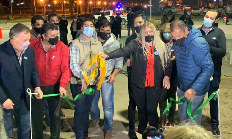 FOTO F.M.// INAUGURACI&Oacute;N.  El instante en que se procedi&oacute; al tradicional corte de cintas.