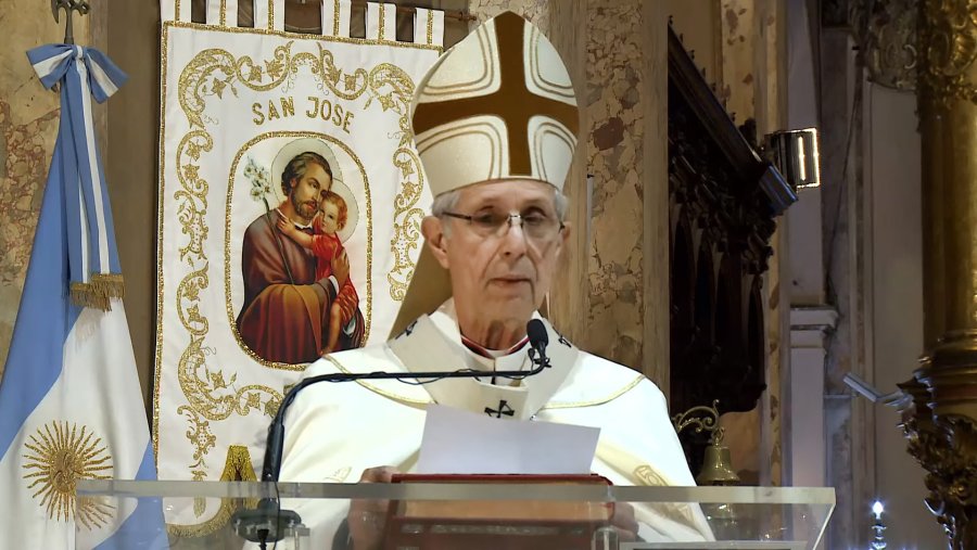 FOTO NA TEDEUM. El arzobispo Poli en la Catedral de Buenos Aires.