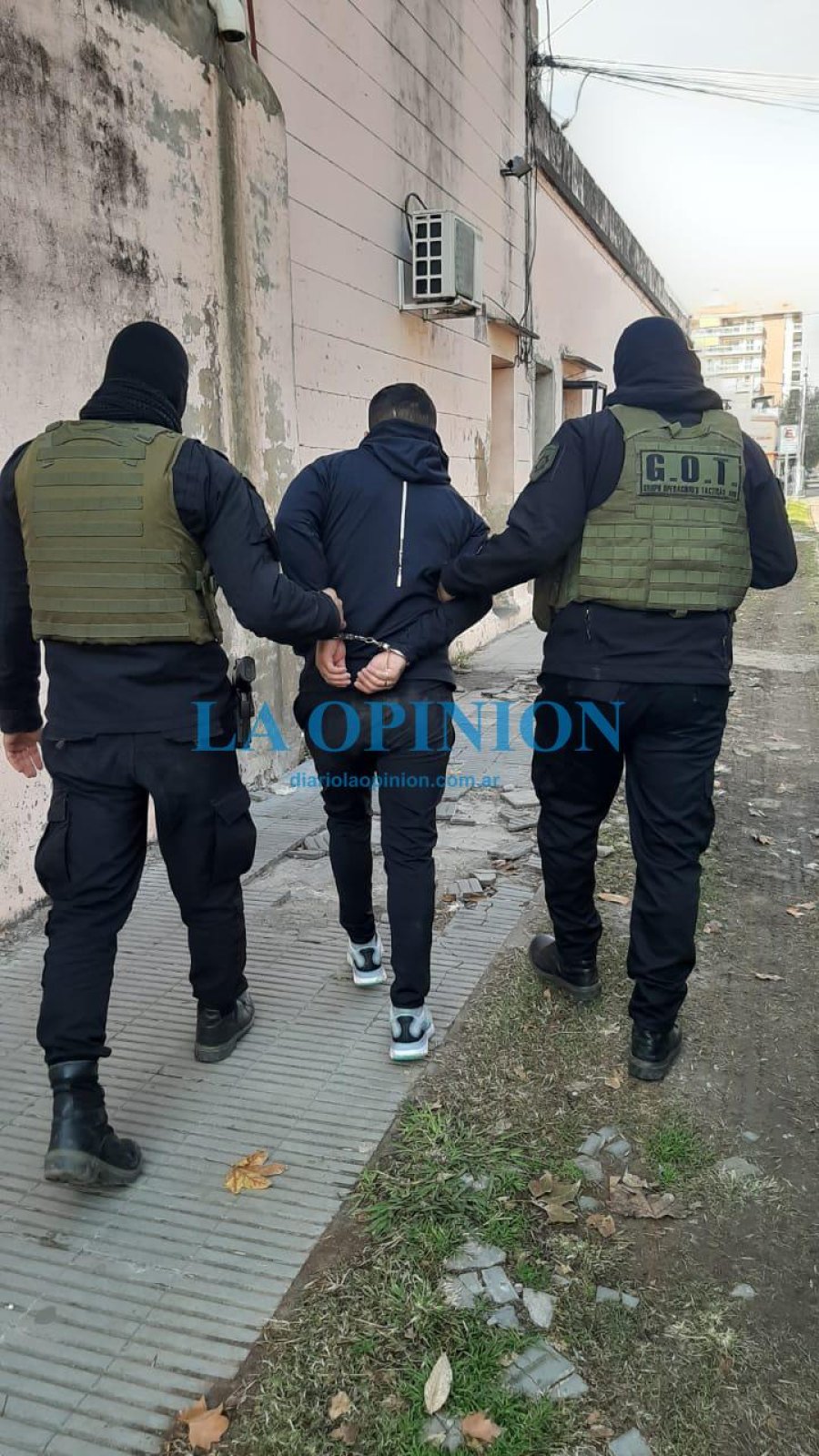 DETENCION. Tras ser cometido un robo a mano armada en Timb&uacute;es.