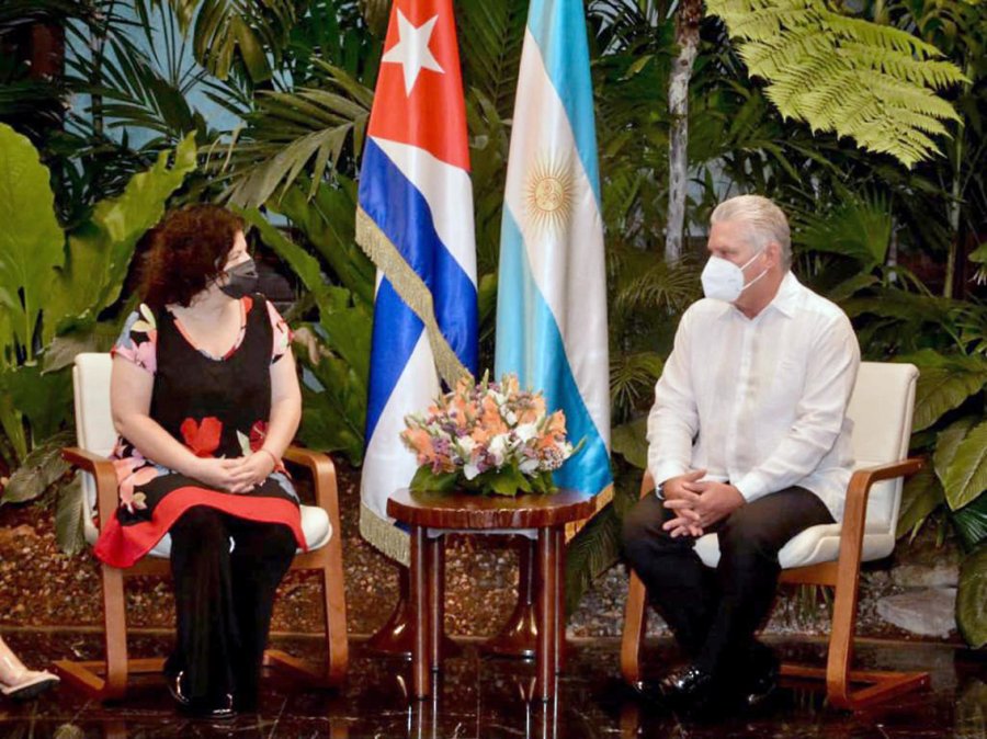 FOTO NA EN CUBA. Vizzotti con Miguel D&iacute;az-Canel.