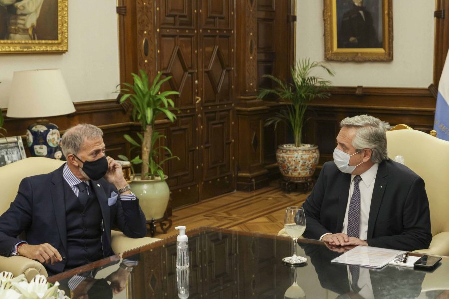 FOTO NA  ENCUENTRO. Fern&aacute;ndez durante la reuni&oacute;n con Knoblovits.