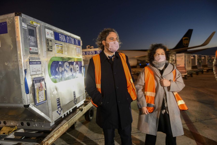 FOTO NA EN EZEIZA. Cafiero y Vizzotti junto a los contenedores con vacunas y el avi&oacute;n de fondo.