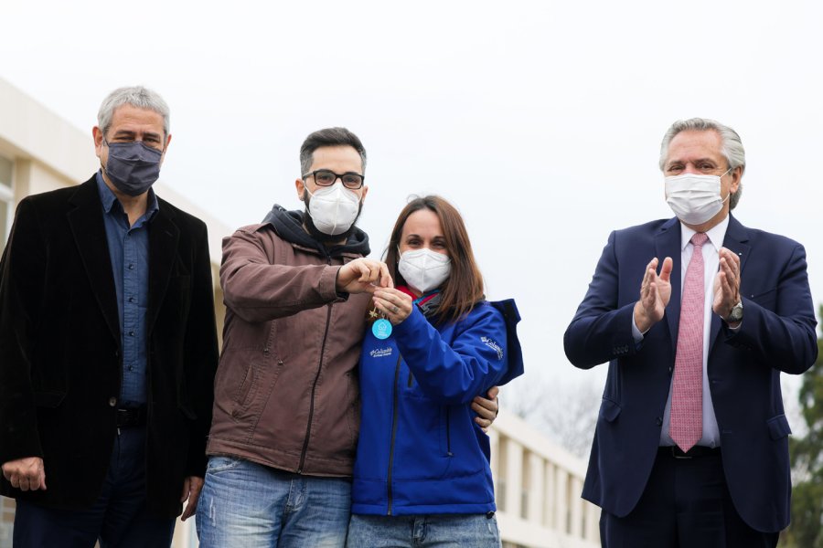 FOTO NA FERNANDEZ. Al entregar viviendas aprovech&oacute; para realizar campa&ntilde;a.