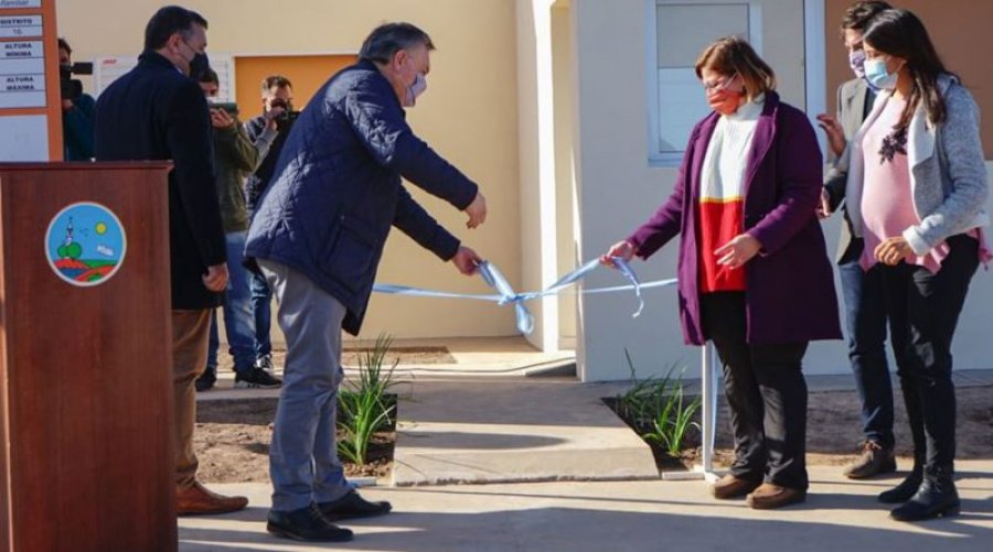 FOTO PRENSA FM// CINTAS// La tradicional ceremonia concretada por Felipe Michlig y Romina L&oacute;pez.