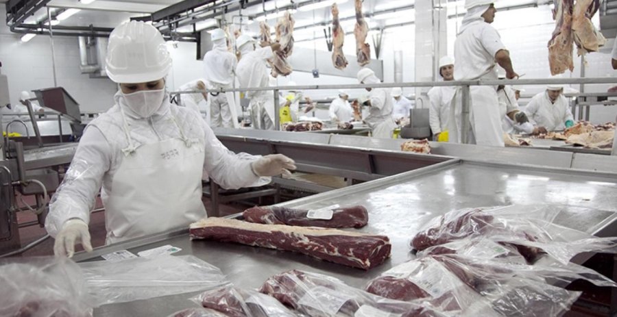 GREMIOS. Alrededor de 10.000 obreros trabajan en los frigor&iacute;ficos exportadores de Santa Fe