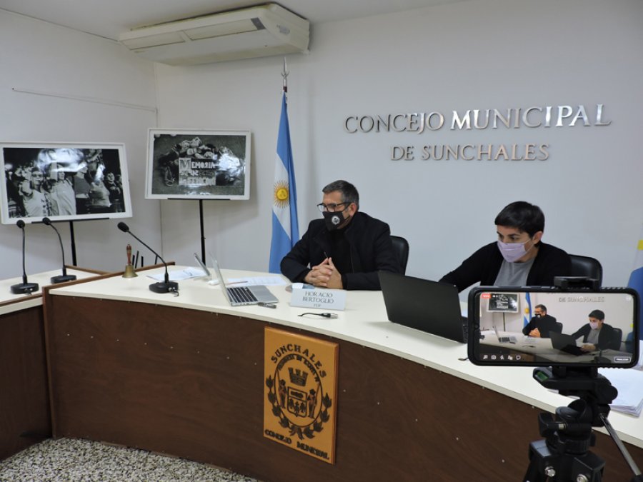 FOTO PRENSA CONCEJO// SESI&Oacute;N. Las &uacute;nicas presencias en el recinto: Horacio Bertoglio y Soledad Mendoza.