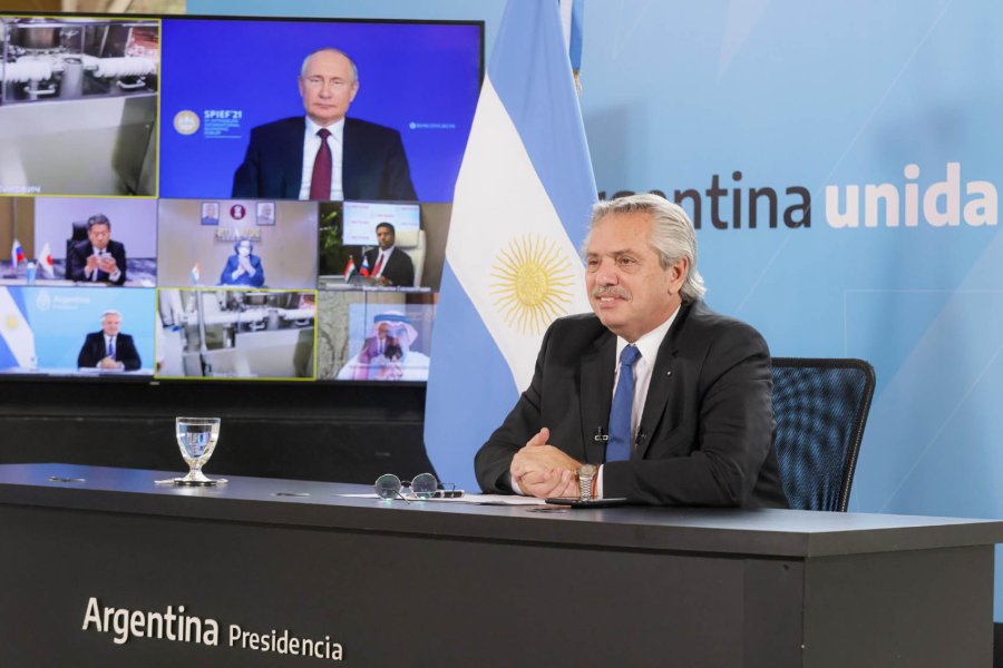 FOTO CASA ROSADA VIDEOCONFERENCIA. Fern&aacute;ndez junto a Putin en distintas pantallas.